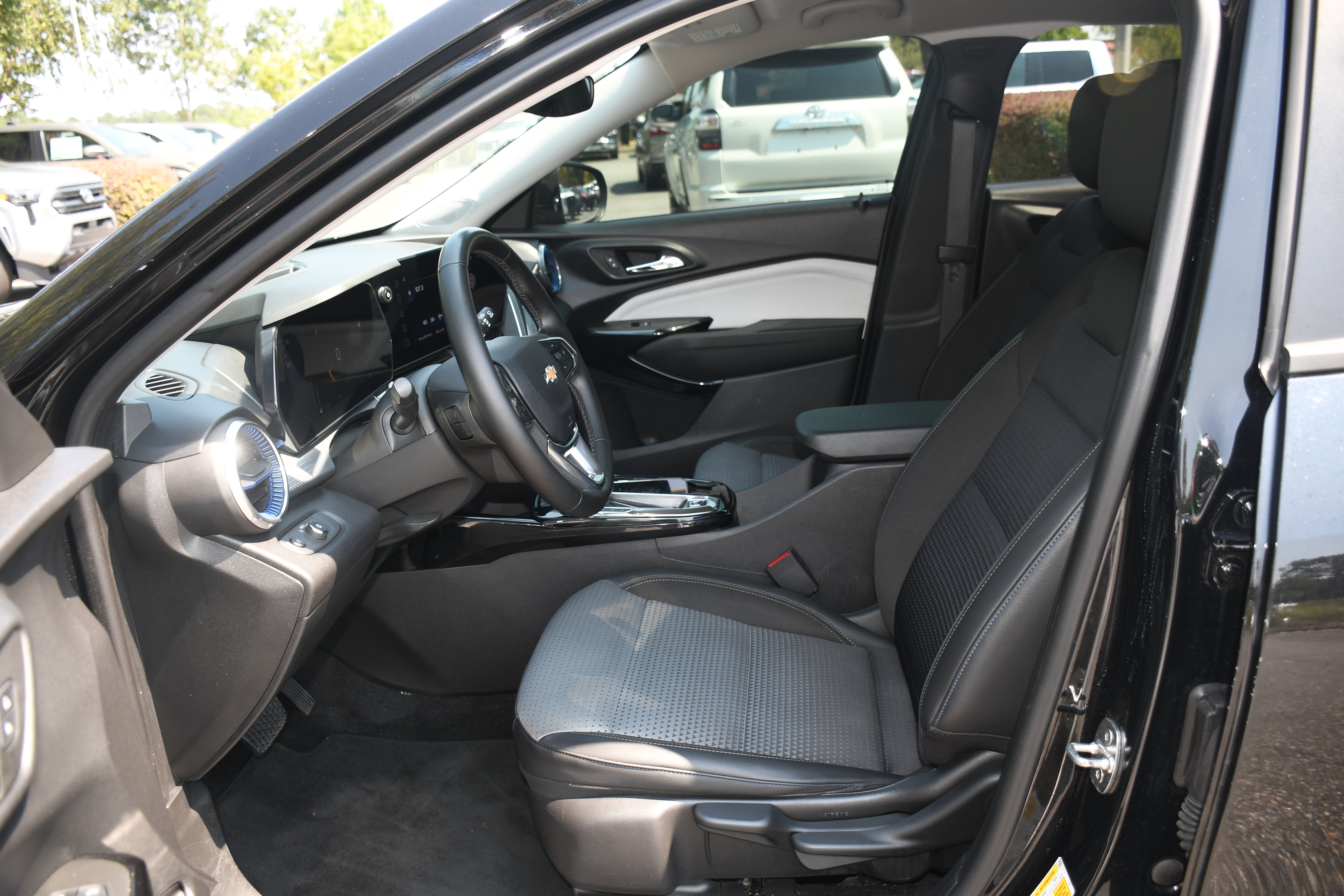 Used 2024 Chevrolet Trax LT w/ Driver Confidence Package image 7