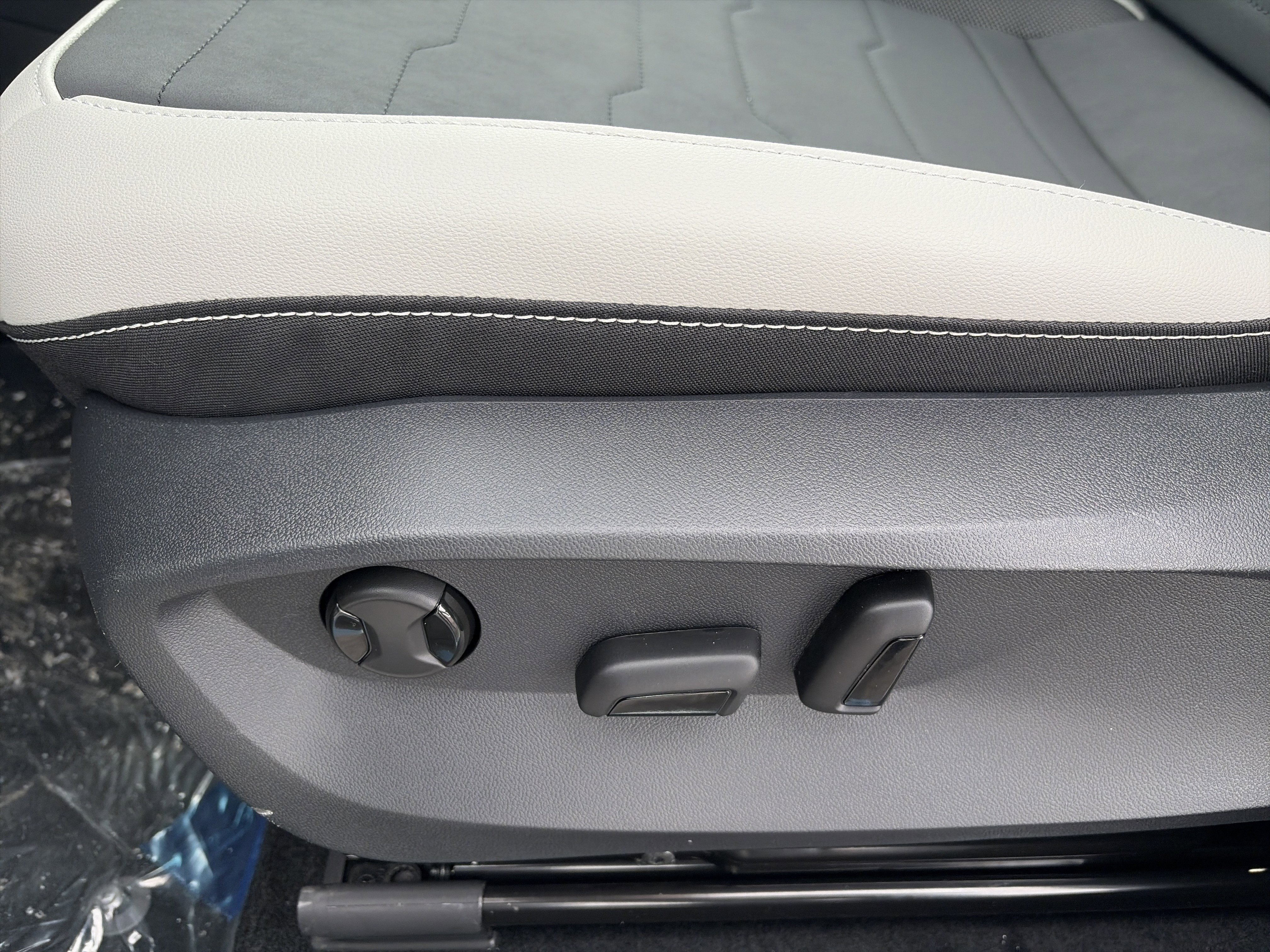 New 2026 Volkswagen Taos SE image 11