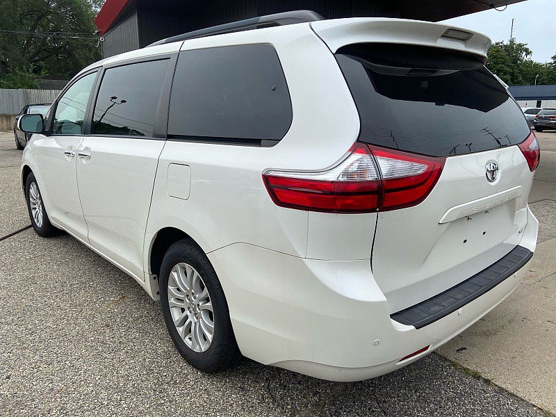 Used 2017 Toyota Sienna XLE w/ XLE Navigation Package FWD image 3