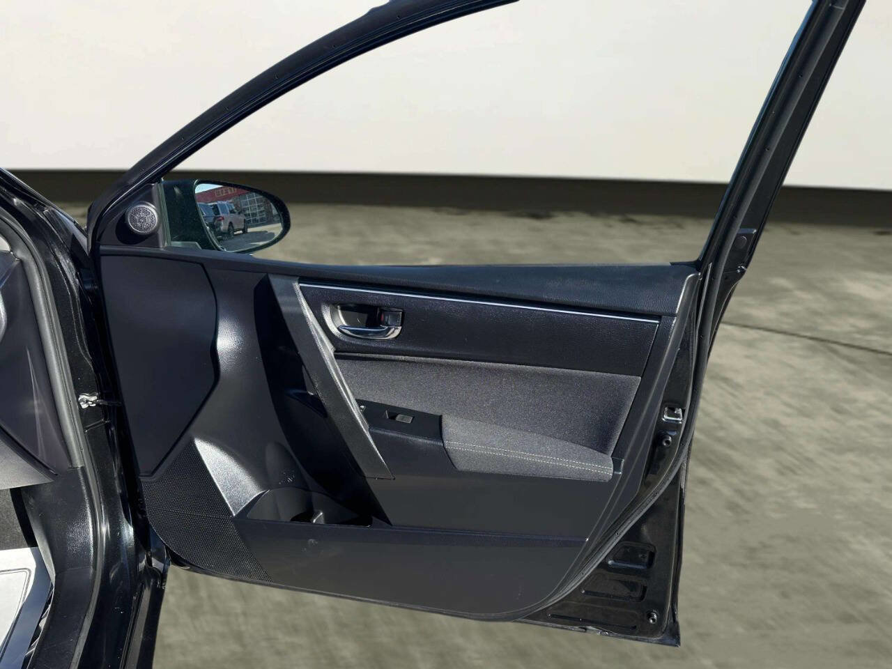 Used 2017 Toyota Corolla LE image 23