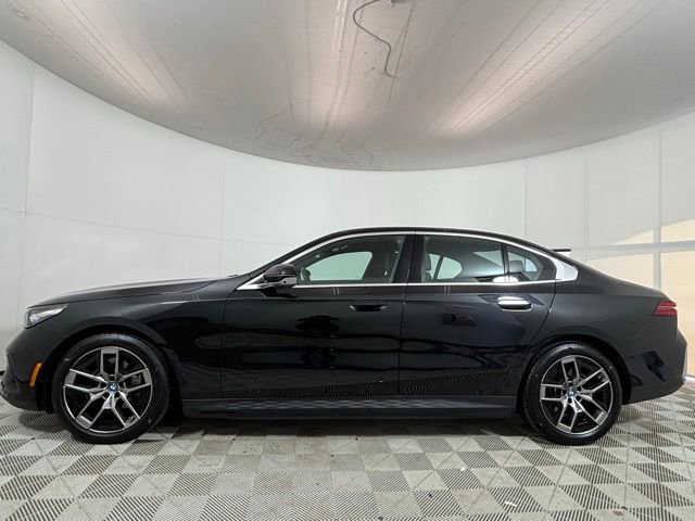 Used 2025 BMW i5 xDrive40 w/ Premium Package AWD/4WD image 2