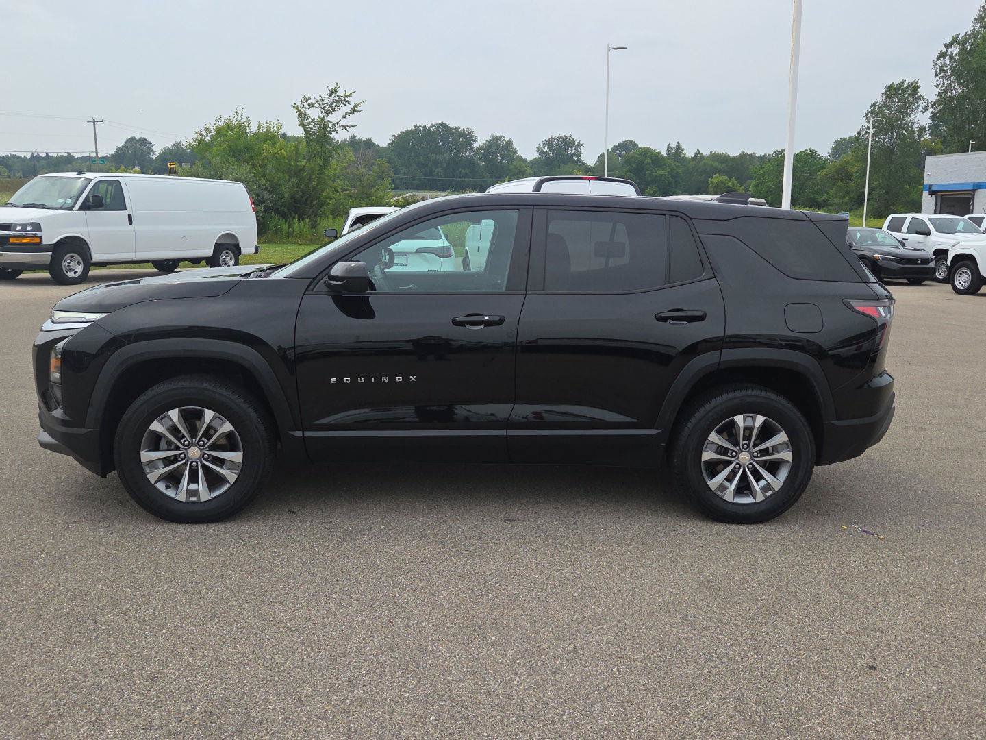 Used 2025 Chevrolet Equinox LT FWD image 2