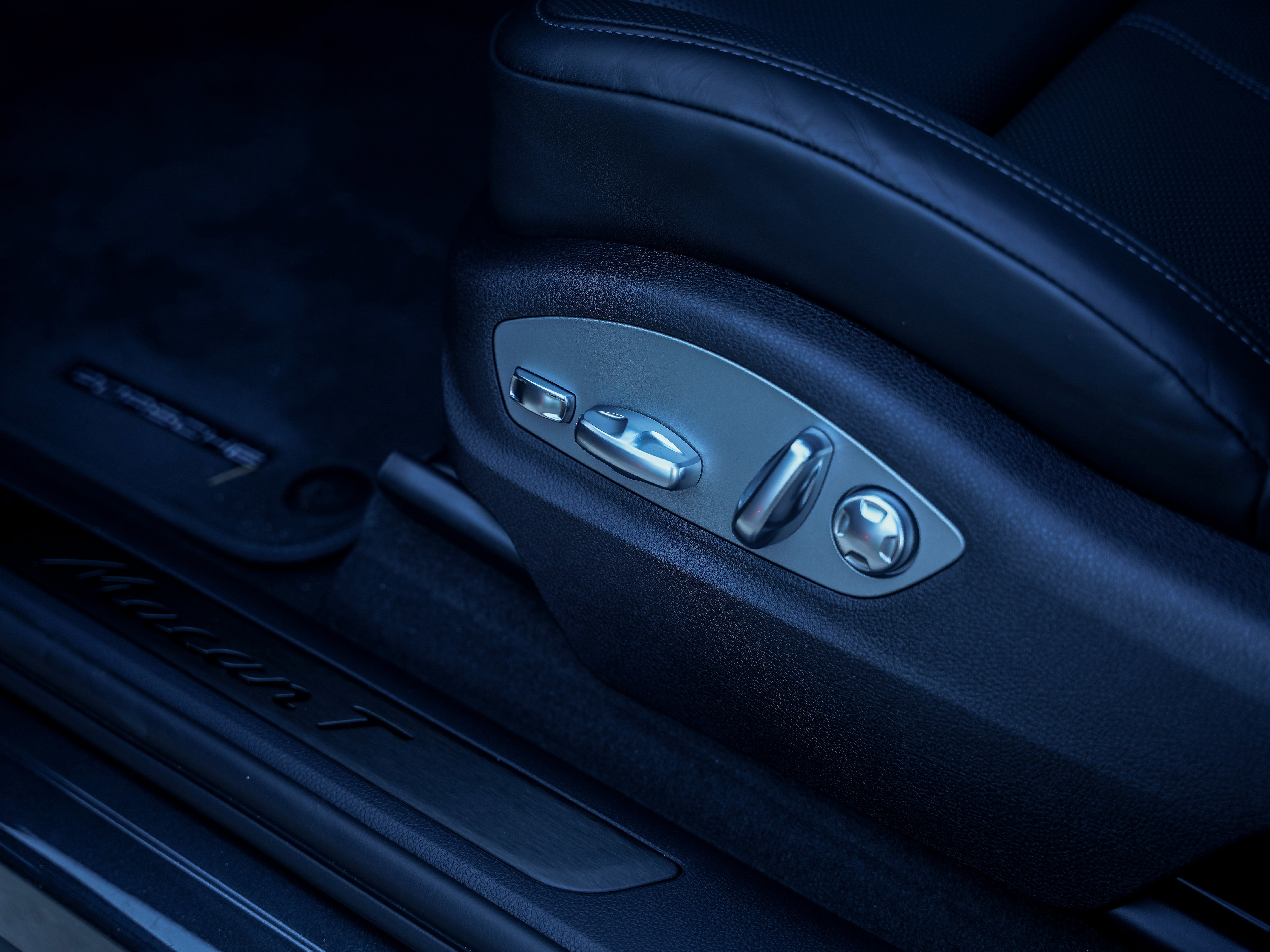 Certified 2026 Porsche Macan Turbo AWD/4WD image 16