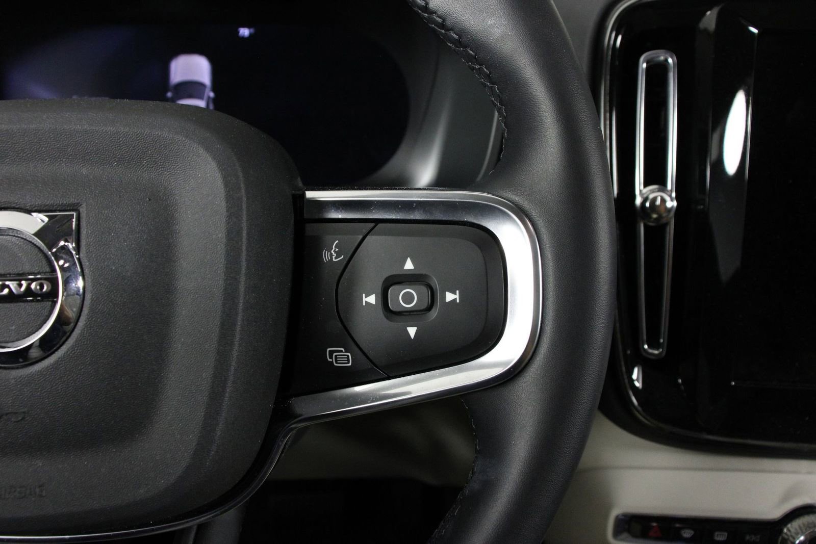 Used 2026 Volvo XC40 B5 Ultra w/ Climate Package image 11