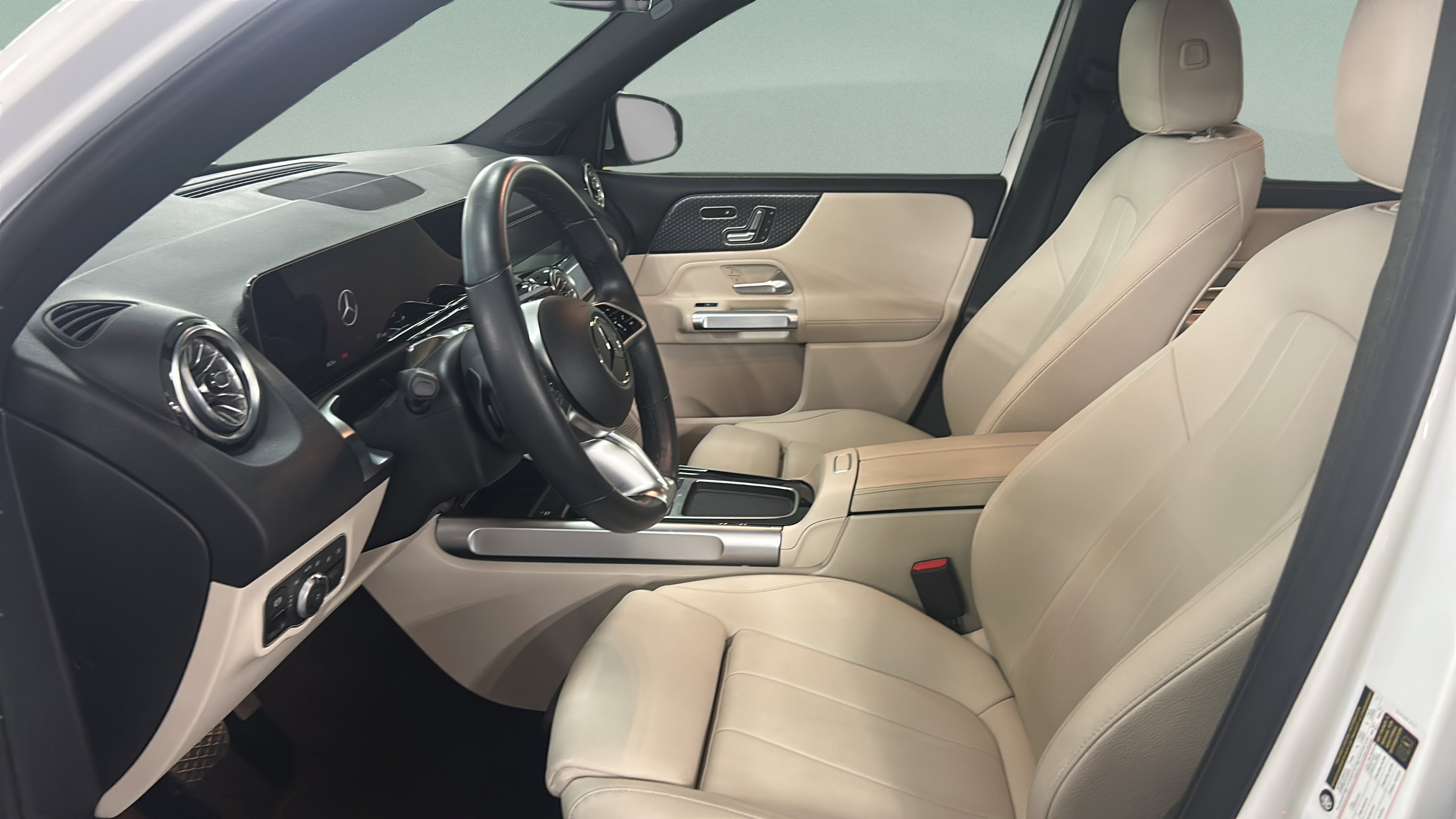 Used 2025 Mercedes-Benz GLB 250 image 11