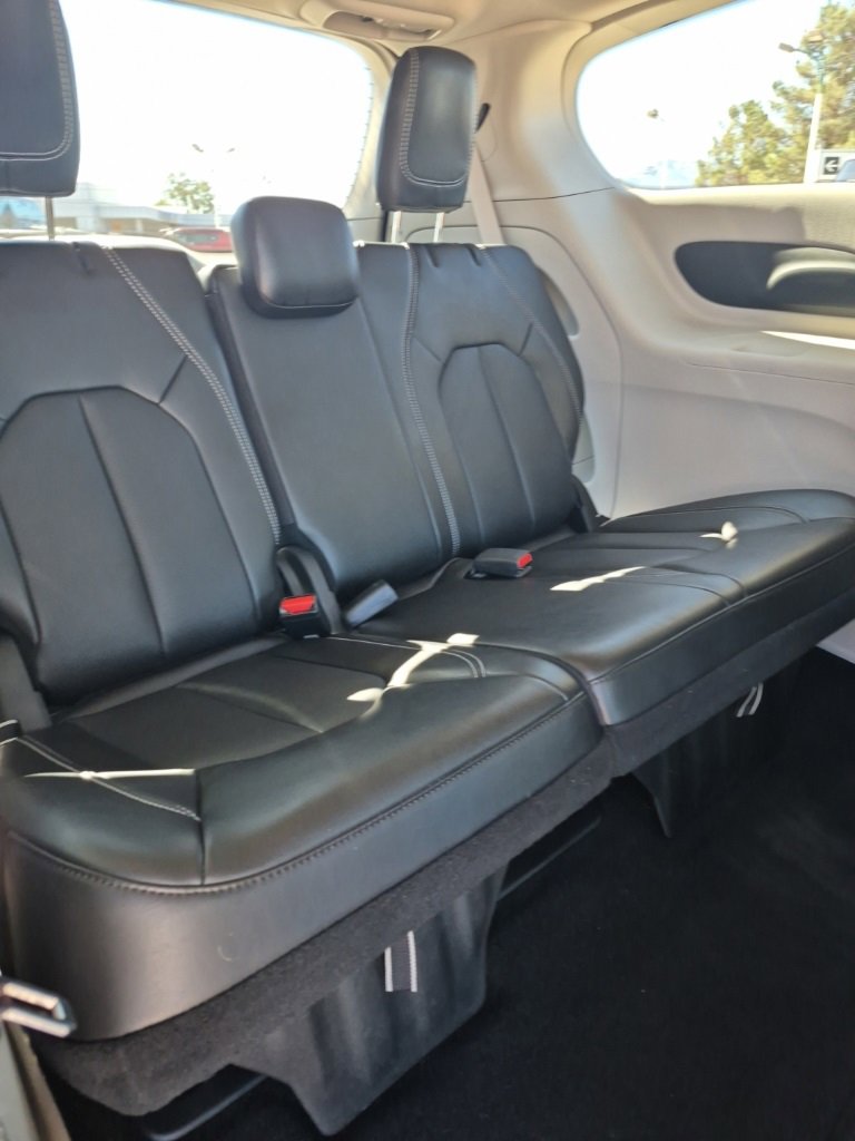 Certified 2024 Chrysler Pacifica Touring-L image 37