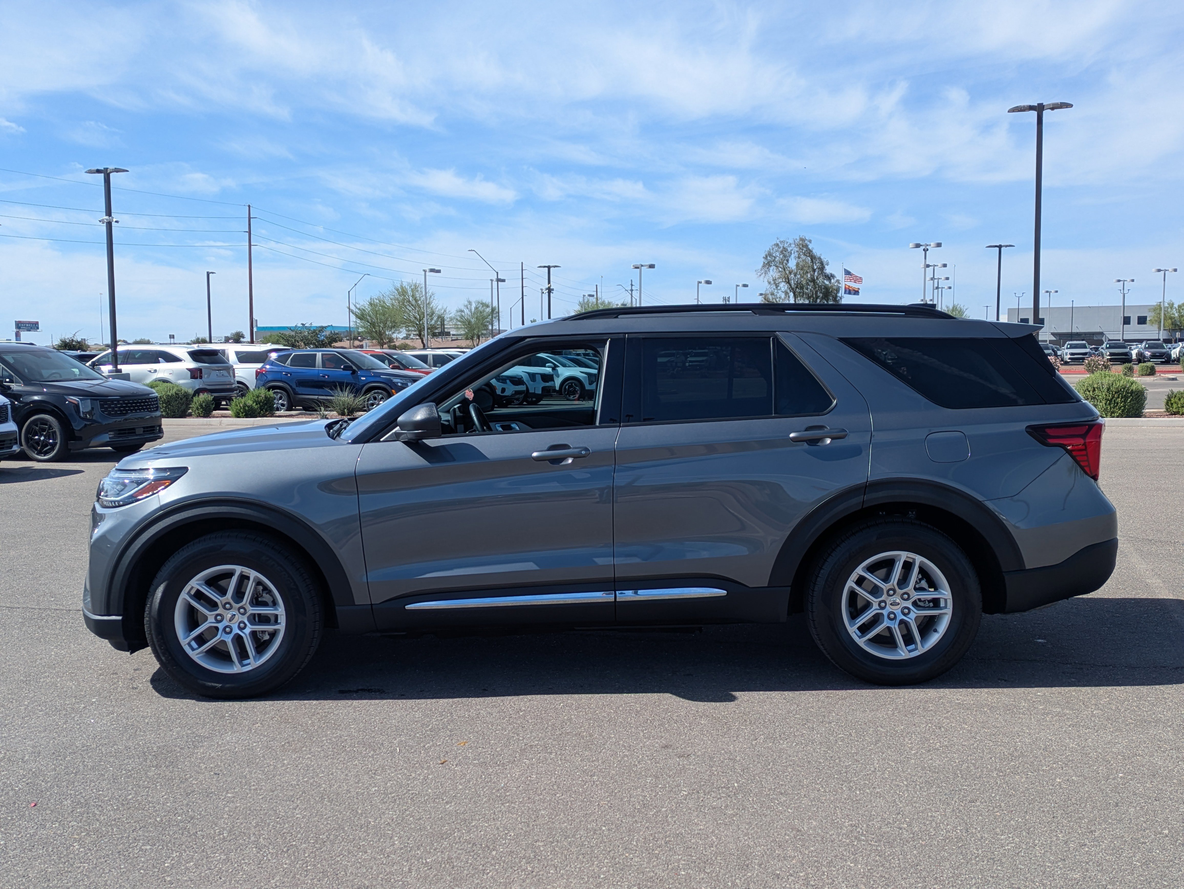 Used 2025 Ford Explorer Active w/ Active Comfort Package RWD image 2