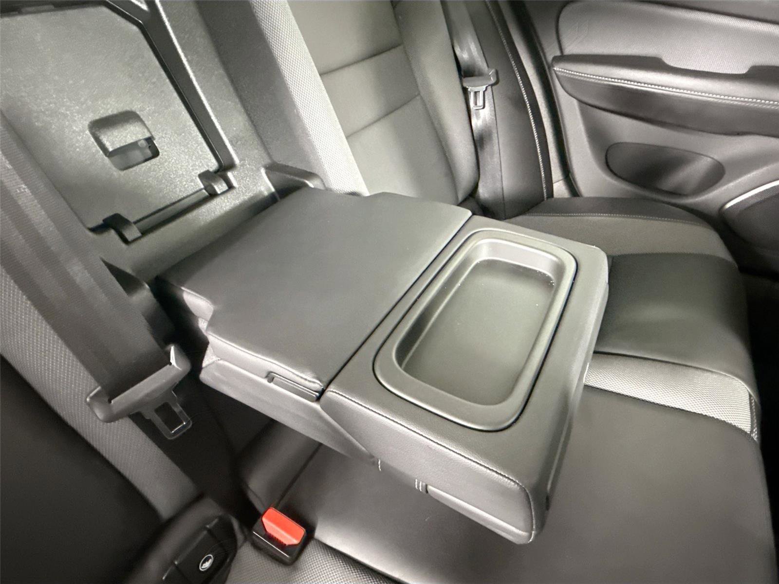 Used 2019 Volvo S60 T5 R-Design image 42