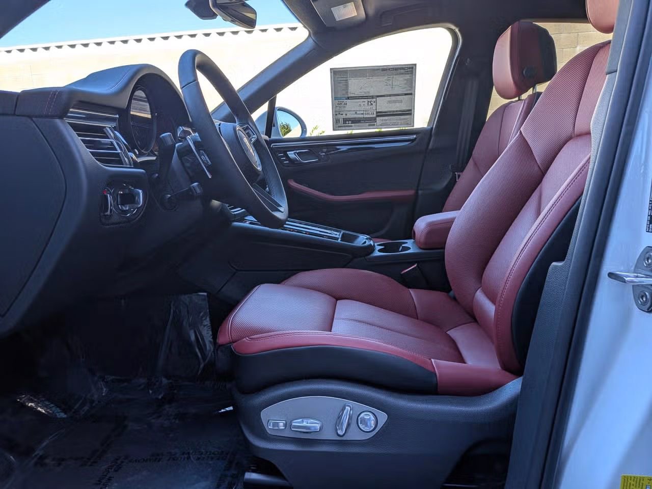 Certified 2025 Porsche Macan AWD/4WD image 5