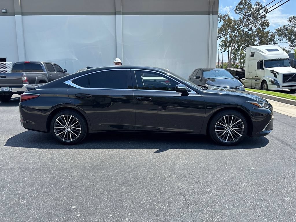 Used 2025 Lexus ES 300h w/ Premium Package FWD image 4