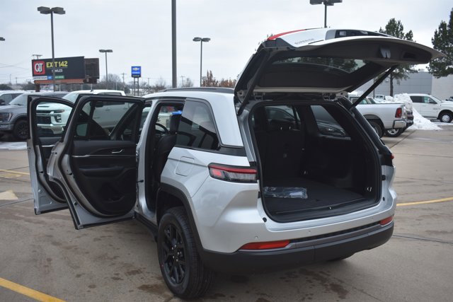 New 2026 Jeep Grand Cherokee Altitude AWD/4WD image 17