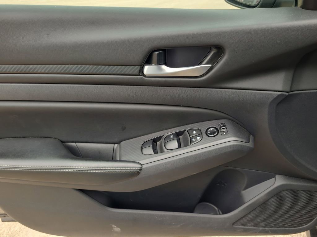 Used 2025 Nissan Altima 2.5 SV FWD image 23