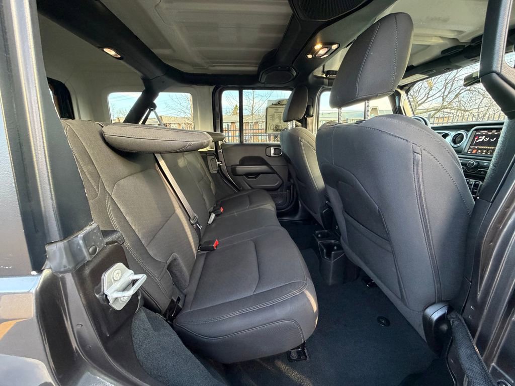 Used 2022 Jeep Wrangler Unlimited Sahara image 14