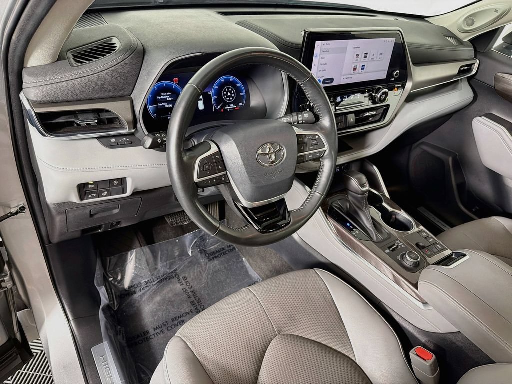 Used 2023 Toyota Highlander Limited AWD/4WD image 9