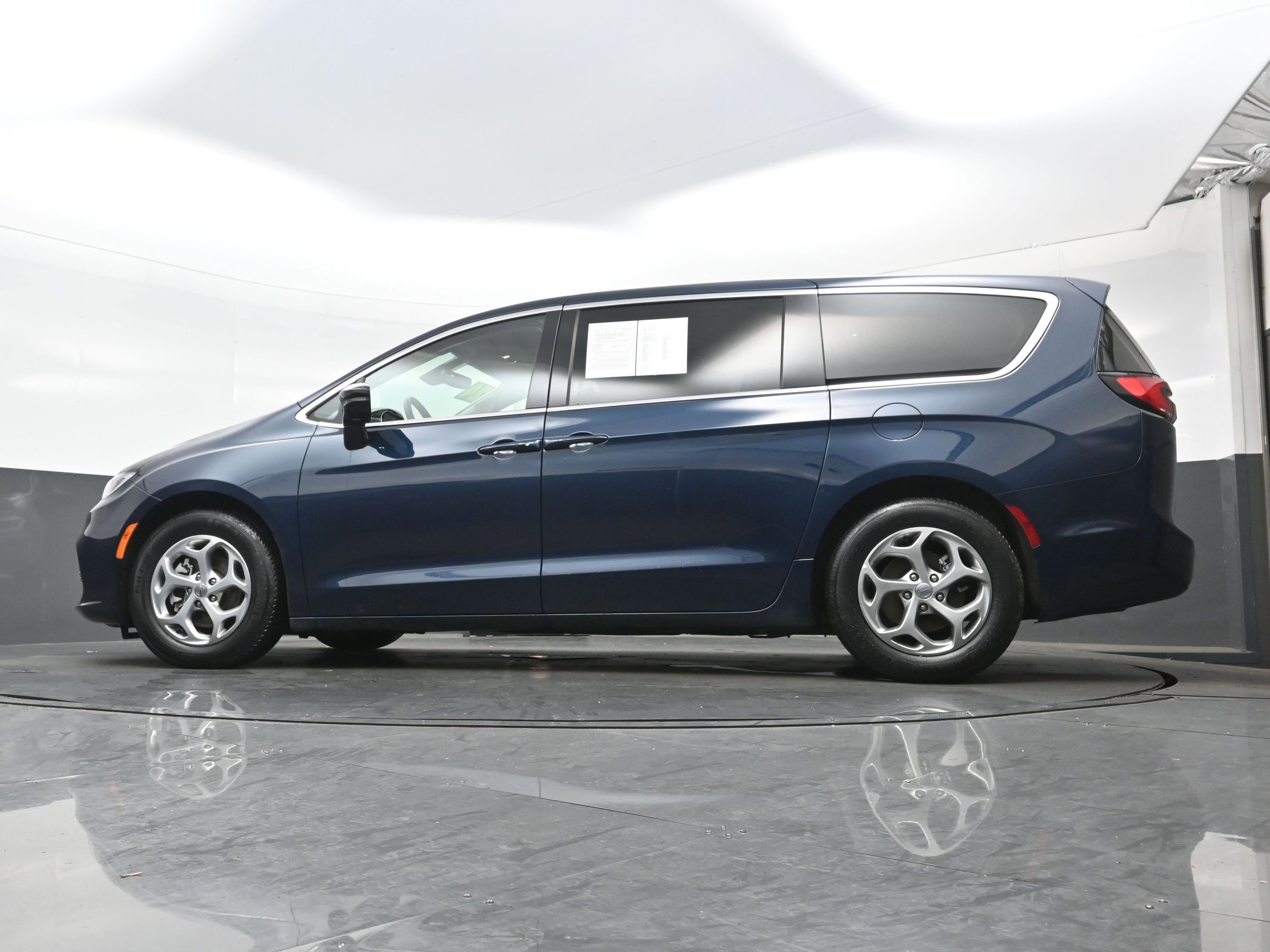 Used 2024 Chrysler Pacifica Limited image 26