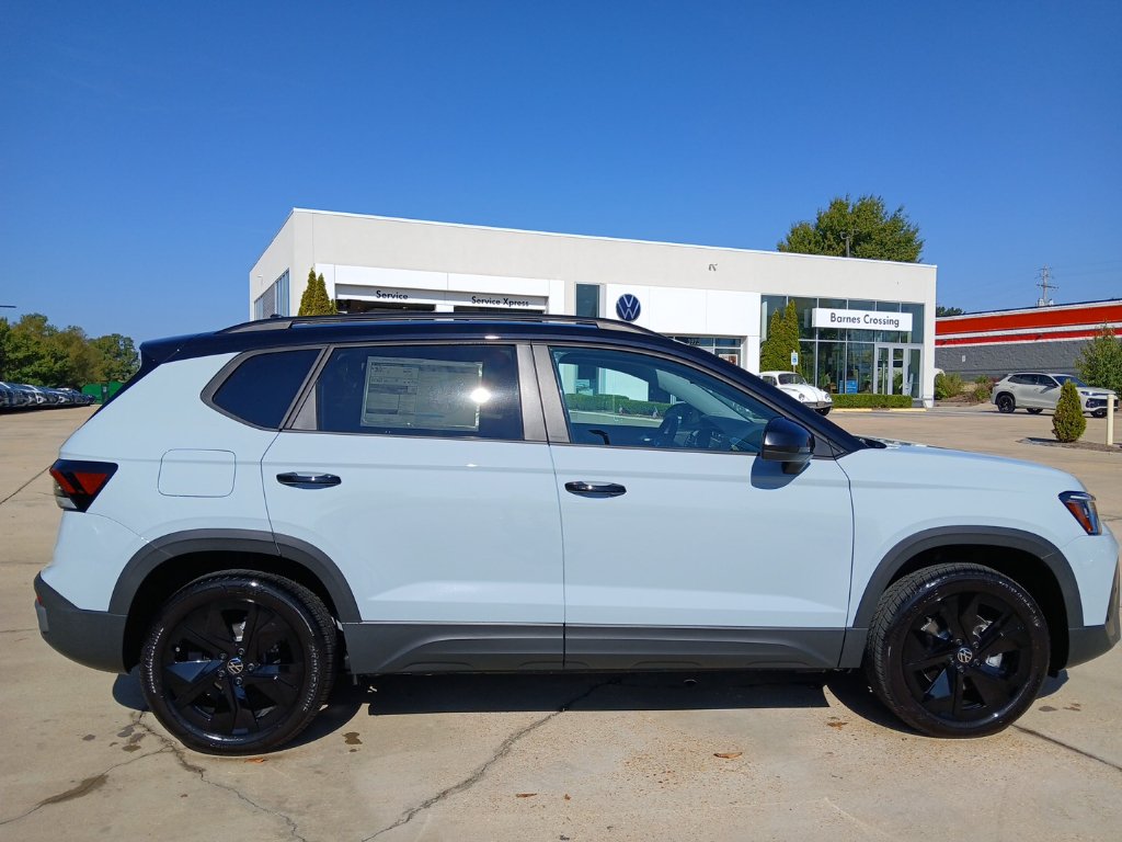 New 2027 Volkswagen Taos SE FWD image 8