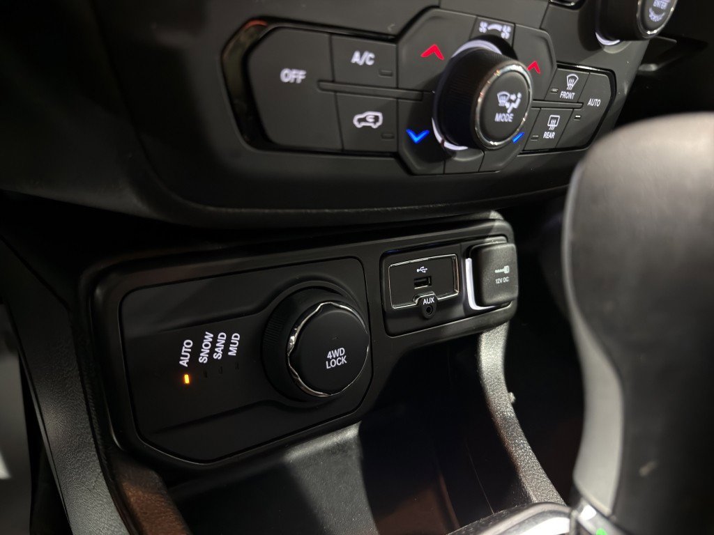 Used 2023 Jeep Renegade Latitude image 25