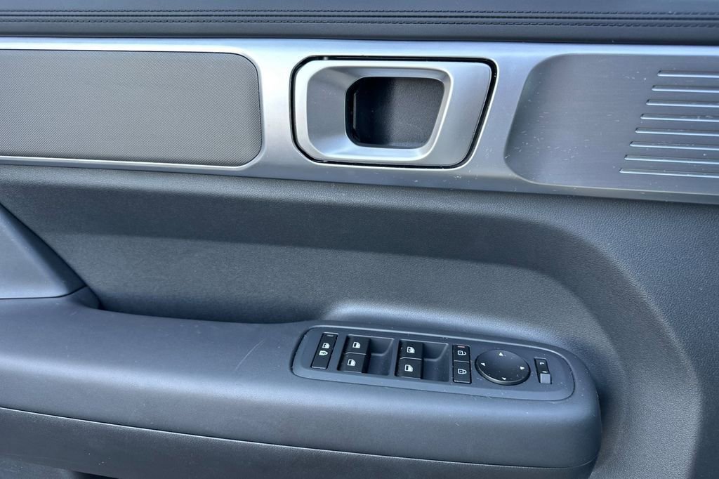 Used 2025 Hyundai Santa Fe SE image 9