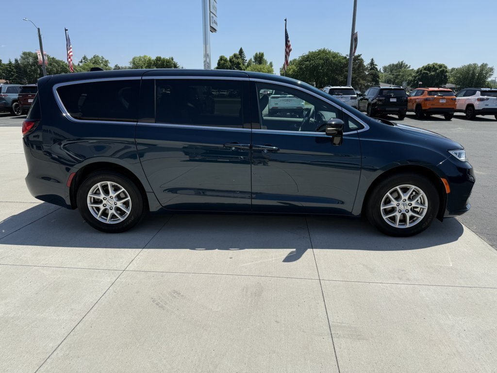 Used 2025 Chrysler Pacifica Select FWD image 9
