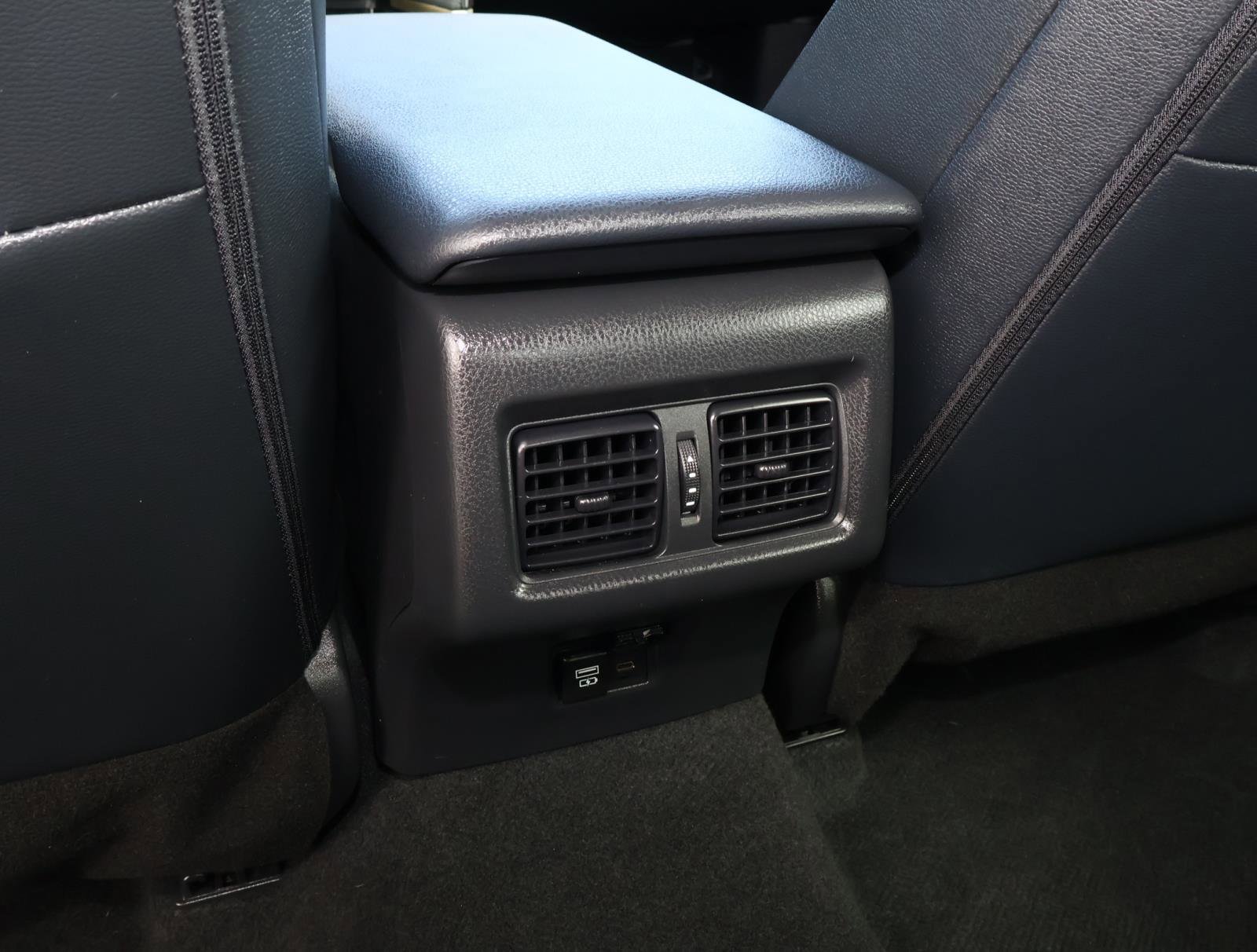 Used 2025 Toyota Camry SE FWD image 12