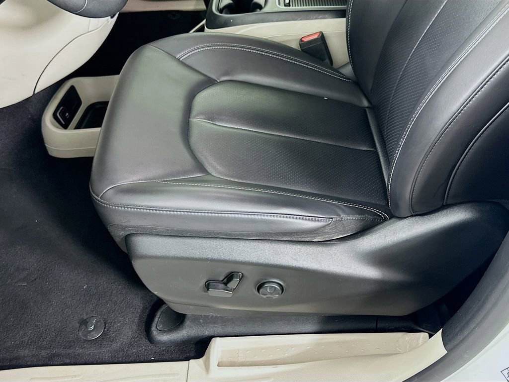 Used 2023 Chrysler Pacifica Touring-L image 19