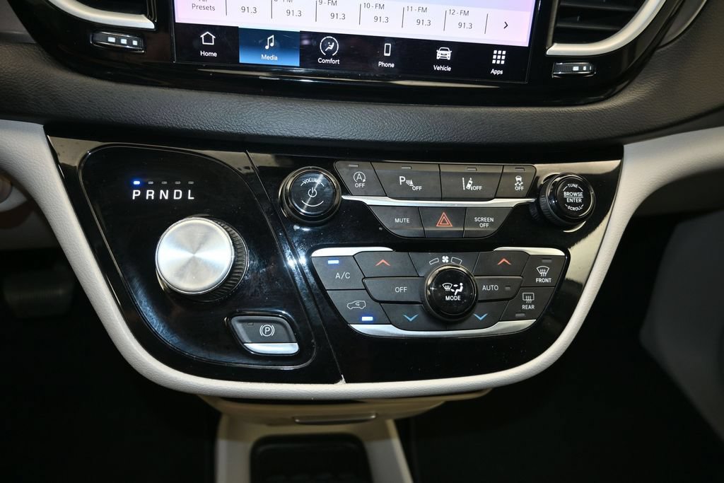 Used 2022 Chrysler Pacifica Touring-L FWD image 17