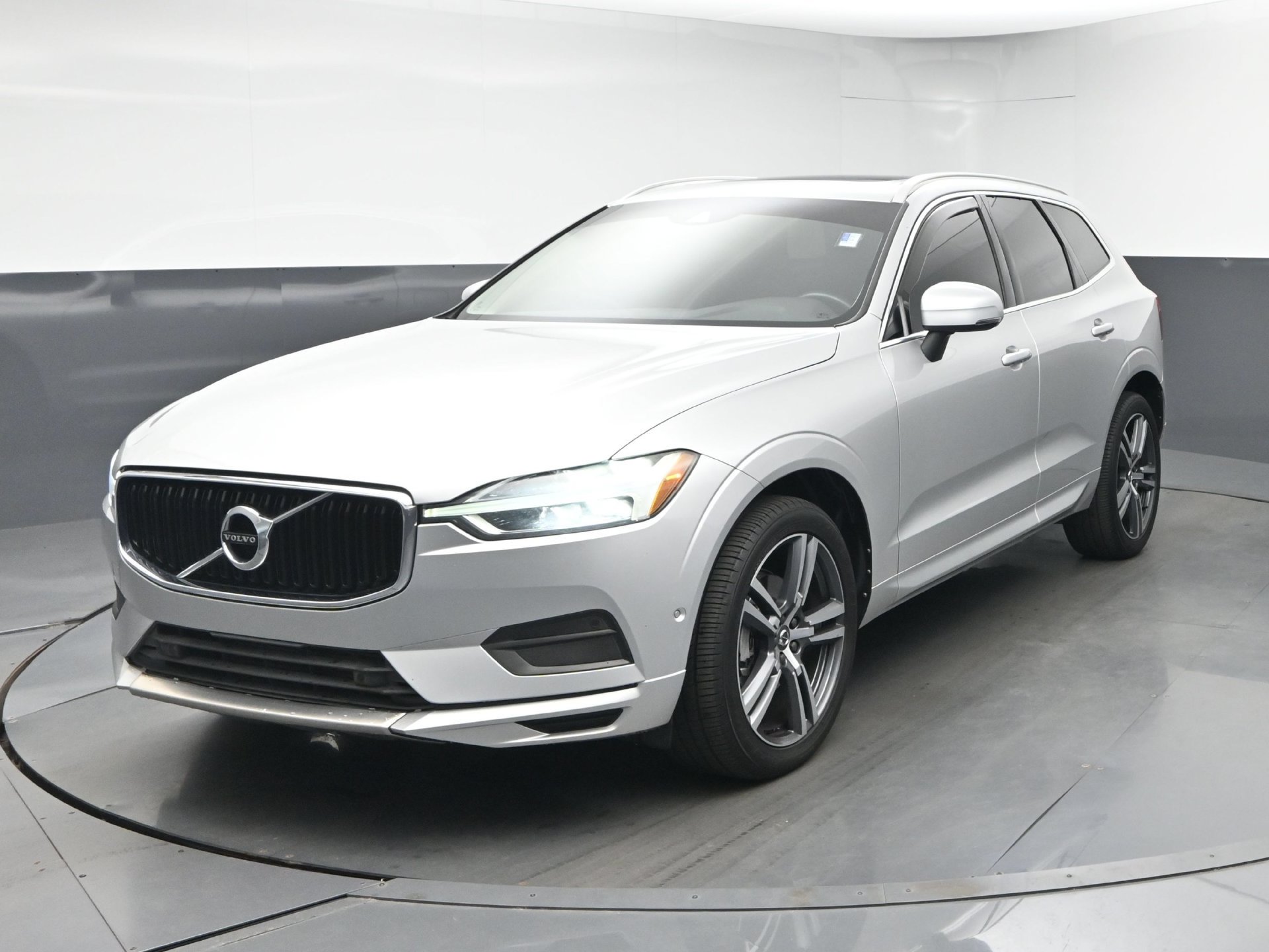 Used 2018 Volvo XC60 T5 Momentum w/ Vision Package AWD/4WD image 3