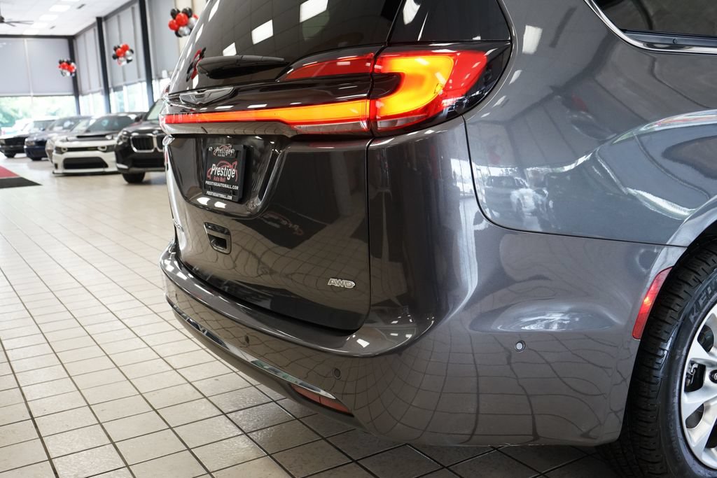 Used 2023 Chrysler Pacifica Touring-L AWD/4WD image 16