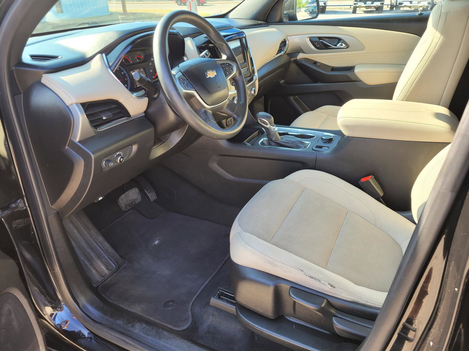 Used 2023 Chevrolet Traverse LS AWD/4WD image 2