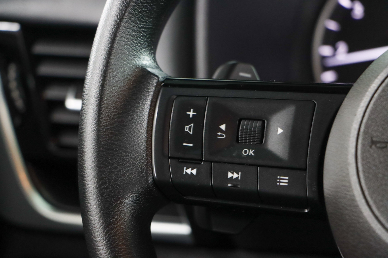 Used 2022 Nissan Rogue SV AWD/4WD image 13