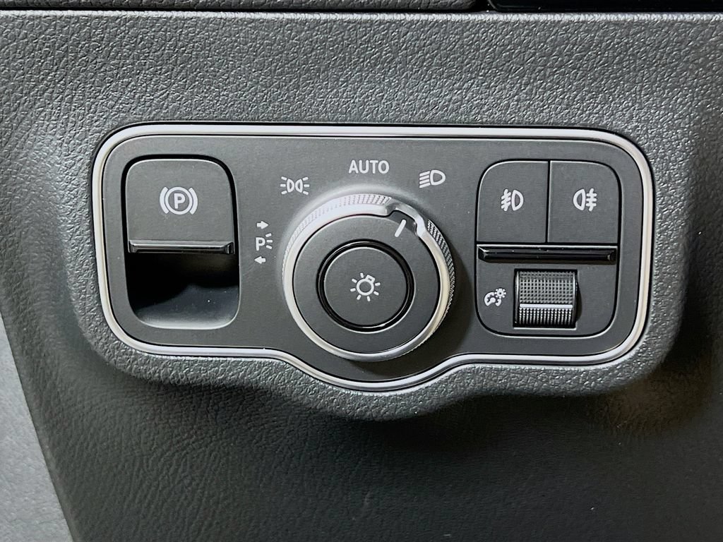 Used 2025 Mercedes-Benz GLA 250 4MATIC image 10