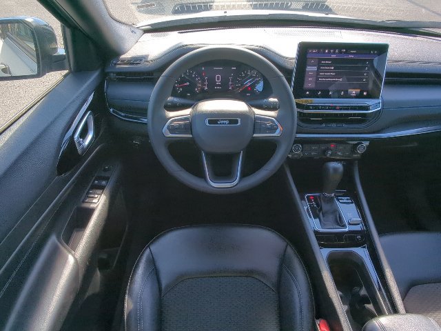 Used 2025 Jeep Compass Latitude w/ Convenience Group AWD/4WD image 7