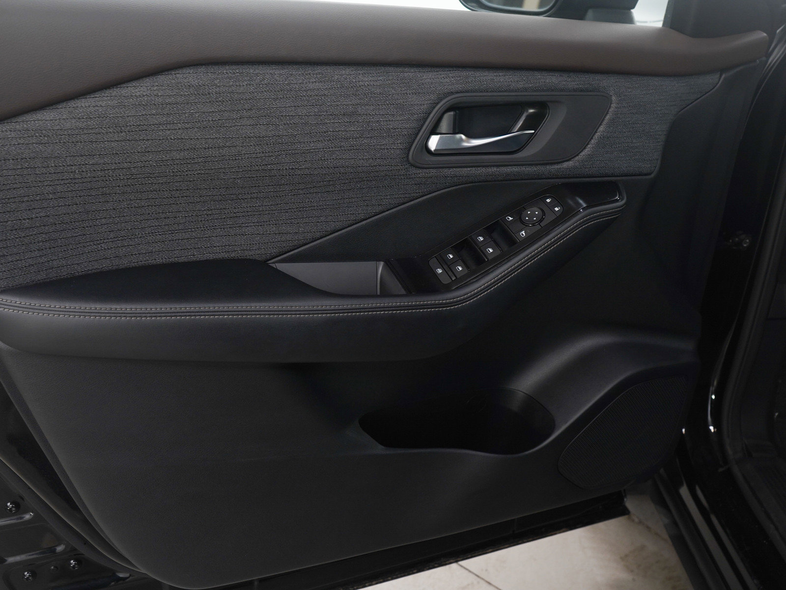 Used 2022 Nissan Rogue SV image 16