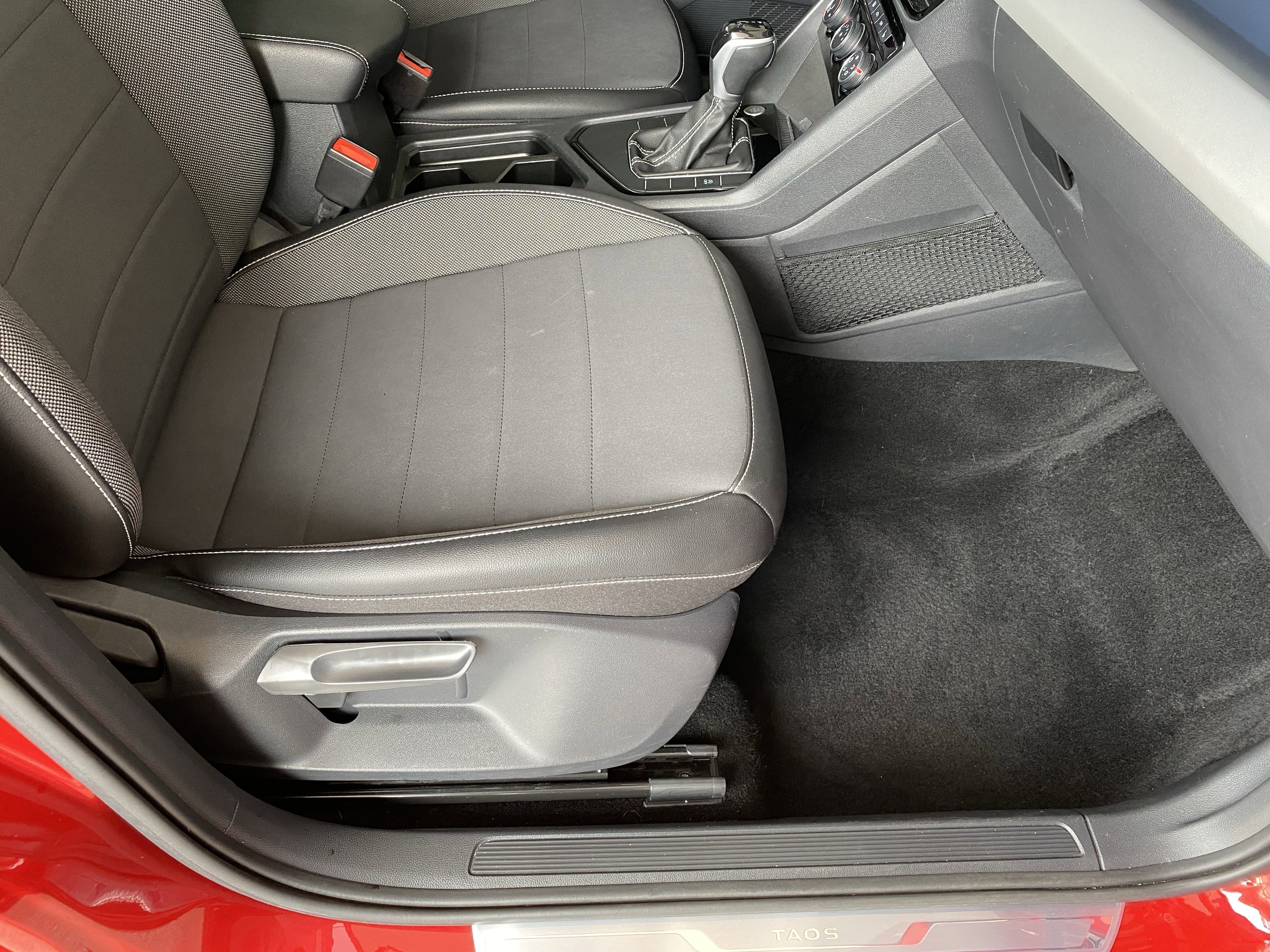 Used 2023 Volkswagen Taos SE w/ Panoramic Sunroof Package image 31