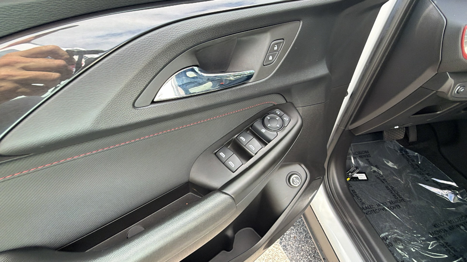 Used 2023 Chevrolet TrailBlazer RS w/ Sun and Liftgate Package FWD image 15