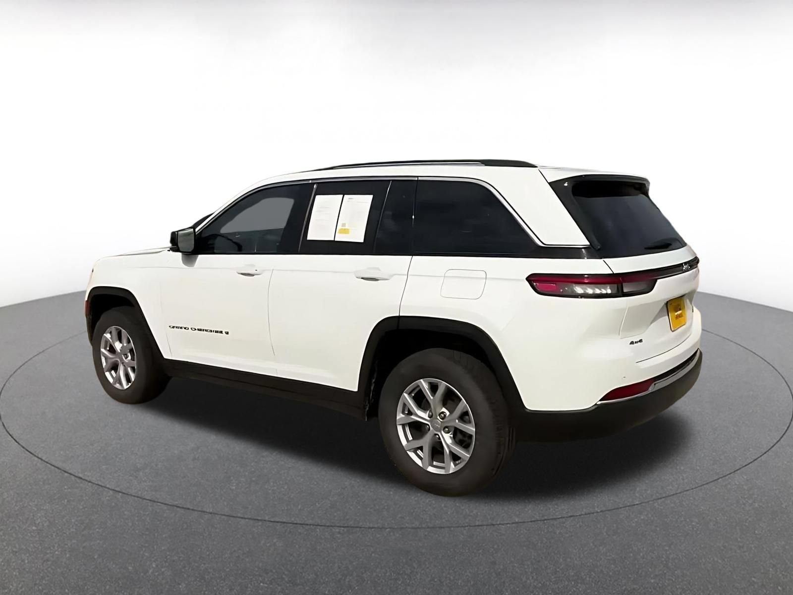 Used 2022 Jeep Grand Cherokee Limited AWD/4WD image 9