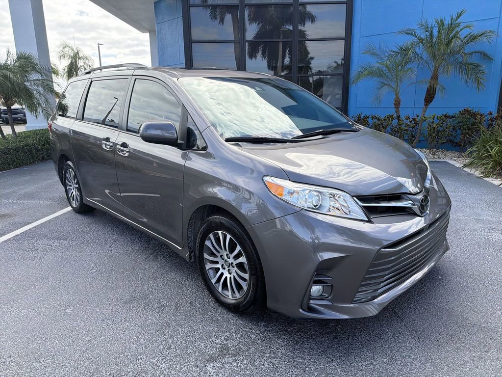 Used 2019 Toyota Sienna XLE w/ XLE Navigation Package FWD image 18