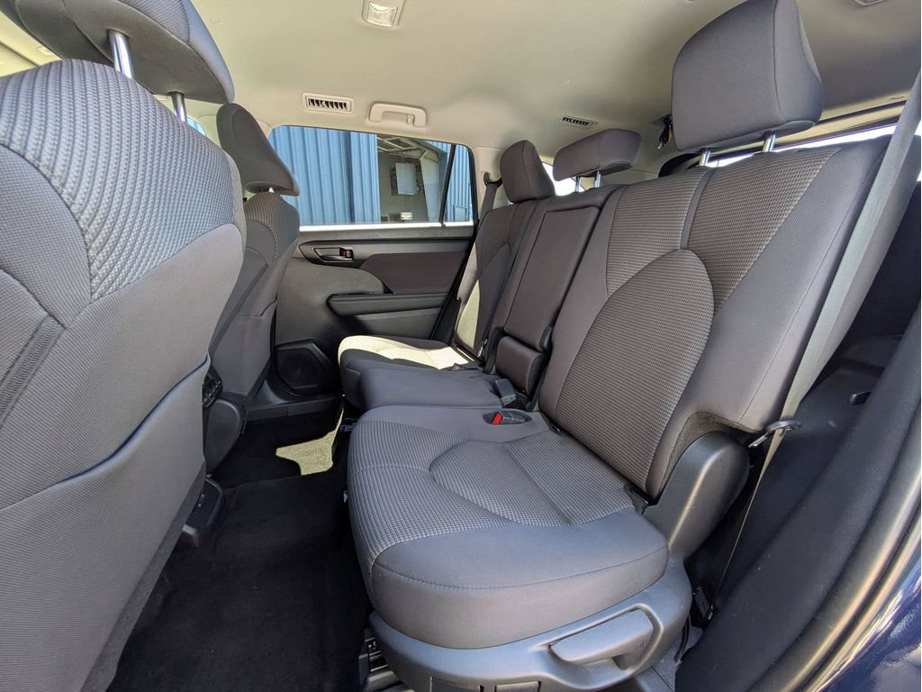 Used 2025 Toyota Highlander LE FWD image 26