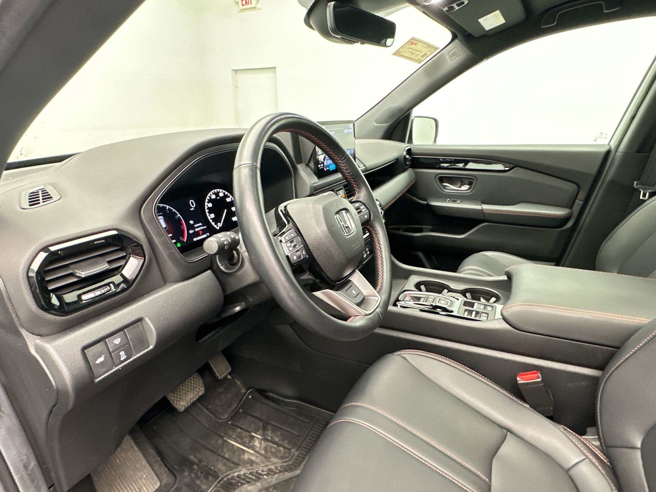 Used 2025 Honda Pilot TrailSport image 4