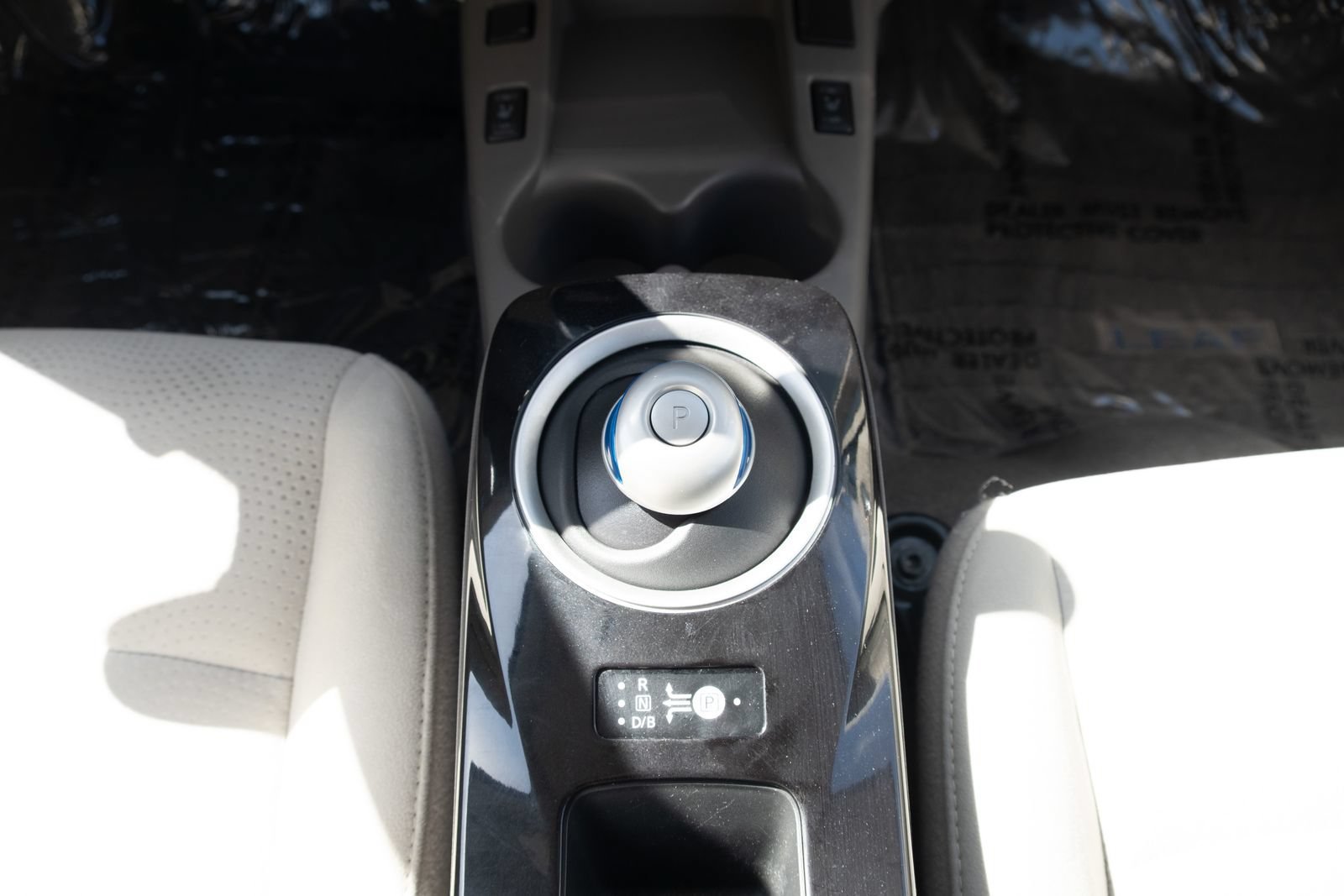Used 2015 Nissan Leaf SV FWD image 5