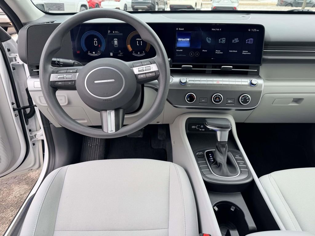Used 2025 Hyundai Kona SE image 2