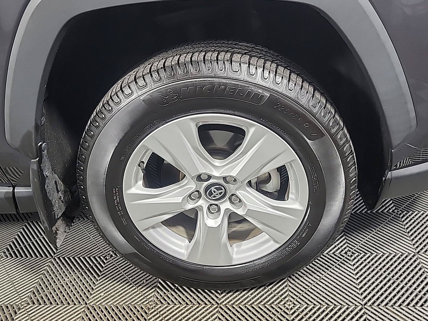 Used 2021 Toyota RAV4 XLE w/ Convenience Package AWD/4WD image 3
