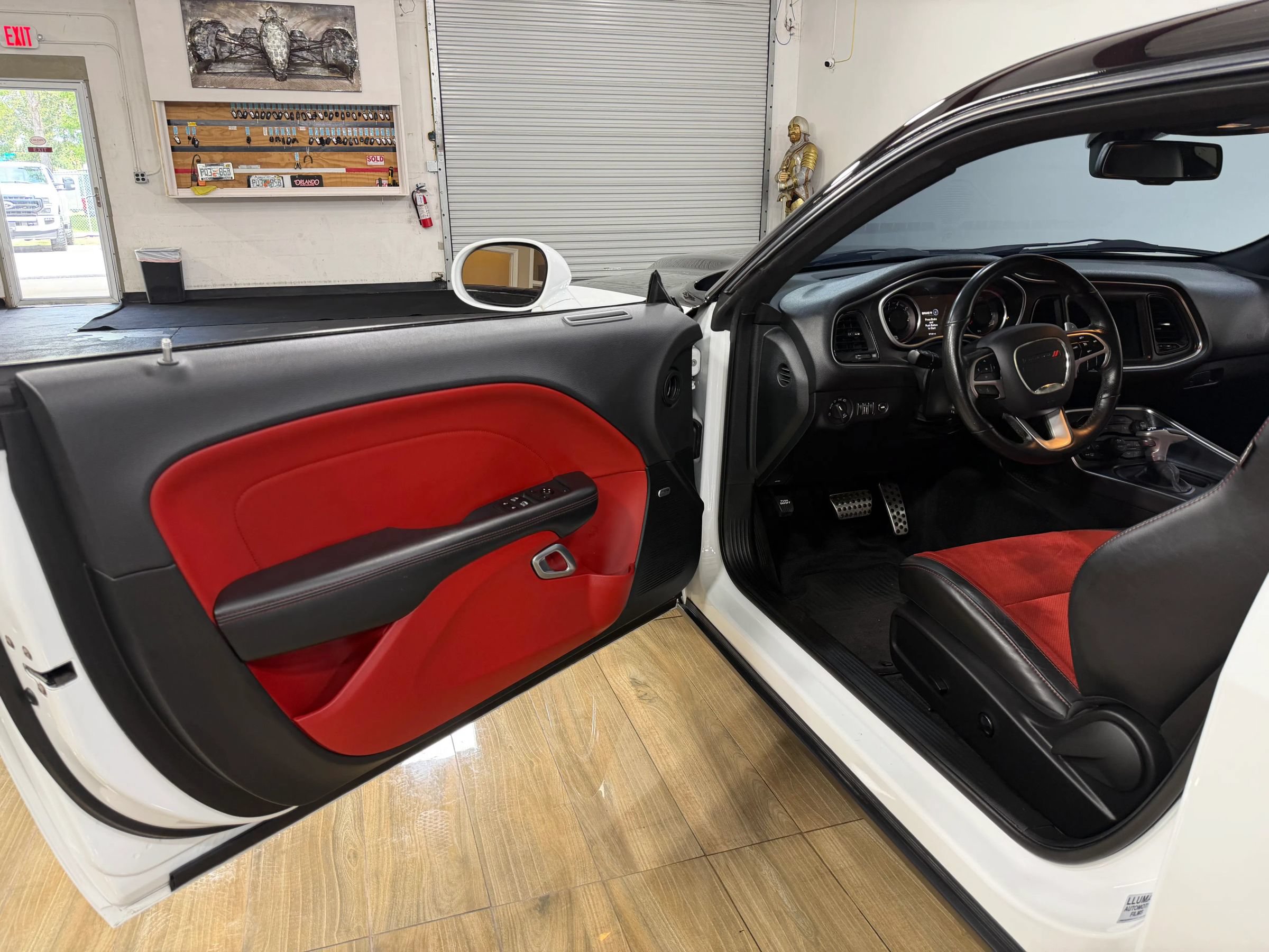Used 2018 Dodge Challenger R/T Scat Pack w/ Leather Interior Group RWD image 17
