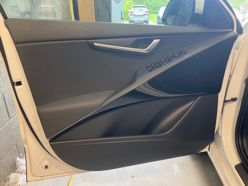 Certified 2025 Kia Niro EX Touring image 10