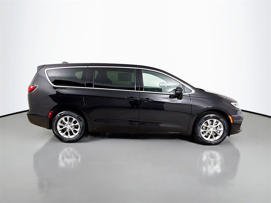 New 2026 Chrysler Pacifica Select image 8