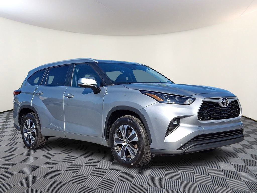 Used 2023 Toyota Highlander XLE FWD image 1