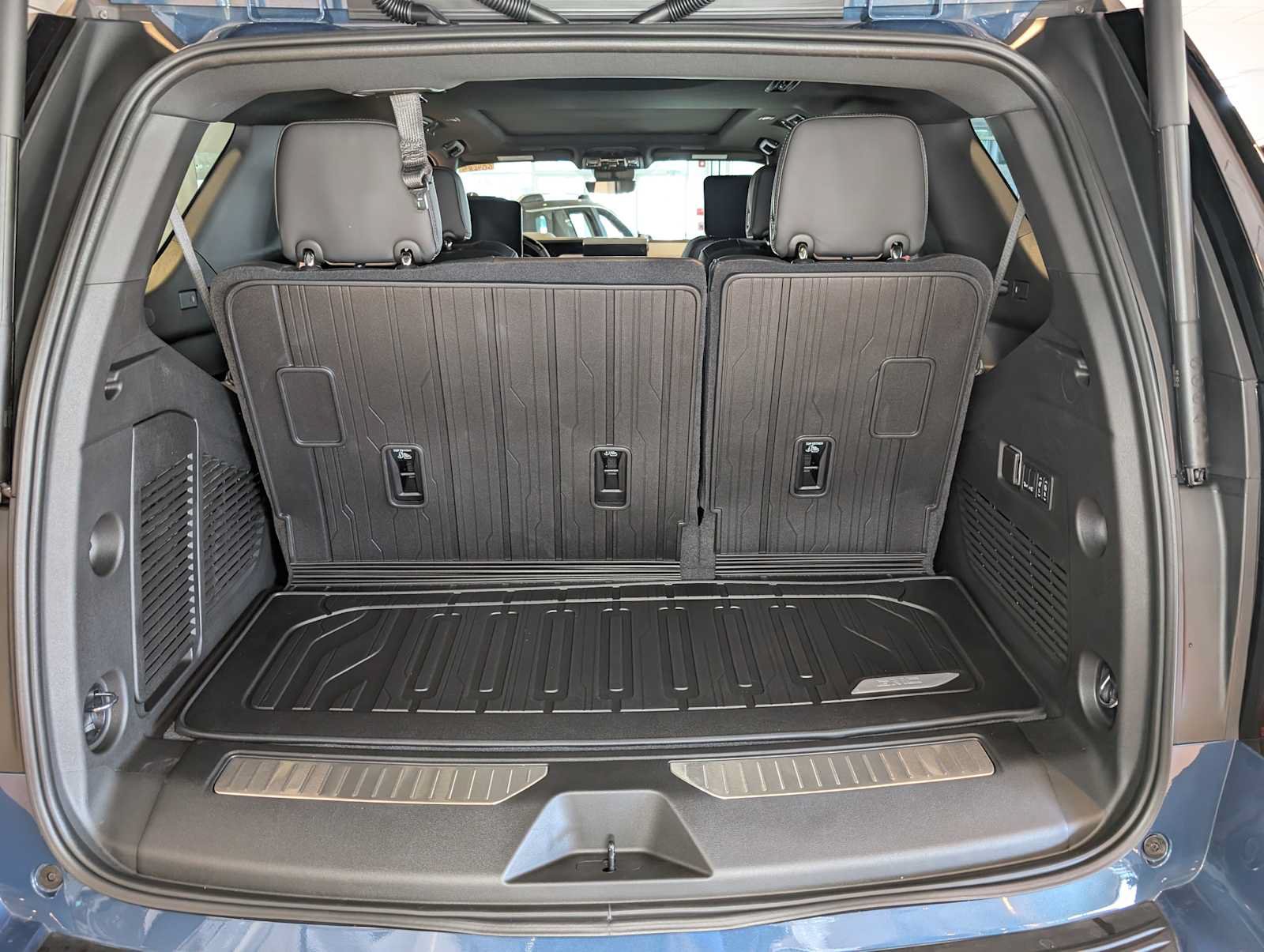 New 2026 GMC Yukon Denali Ultimate w/ LPO, Floor Liner Package AWD/4WD image 6