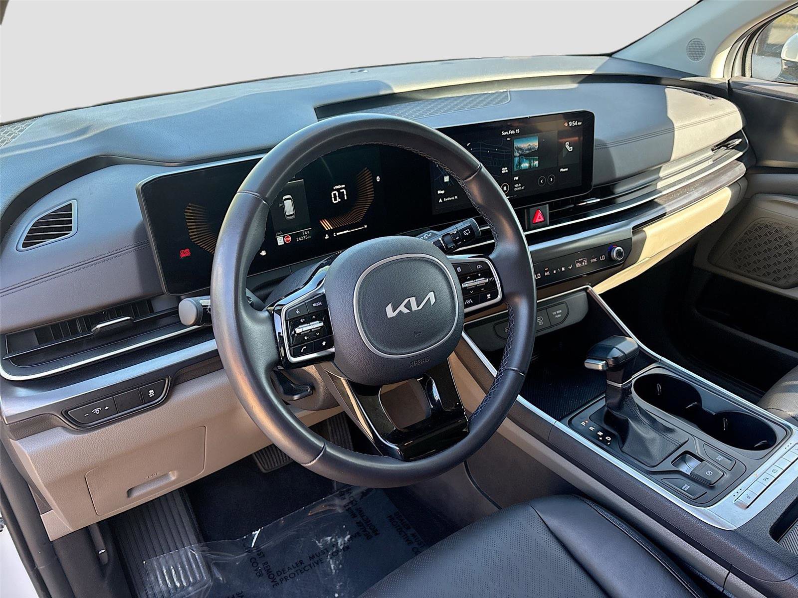 Used 2025 Kia Carnival FWD image 9