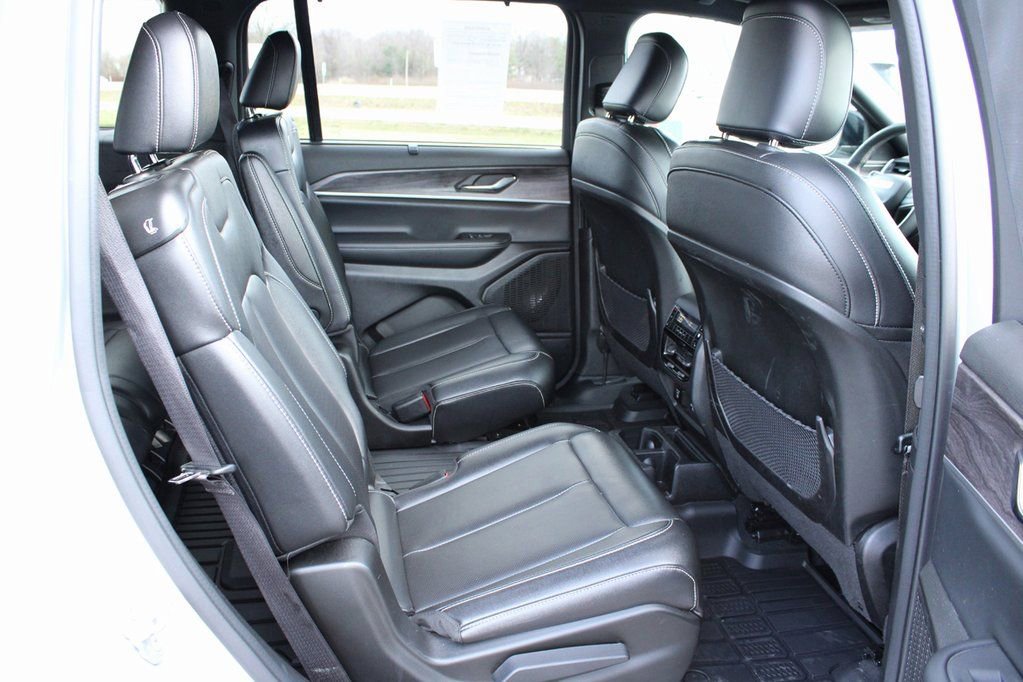 Used 2024 Jeep Grand Cherokee L Limited w/ Luxury Tech Group II image 18