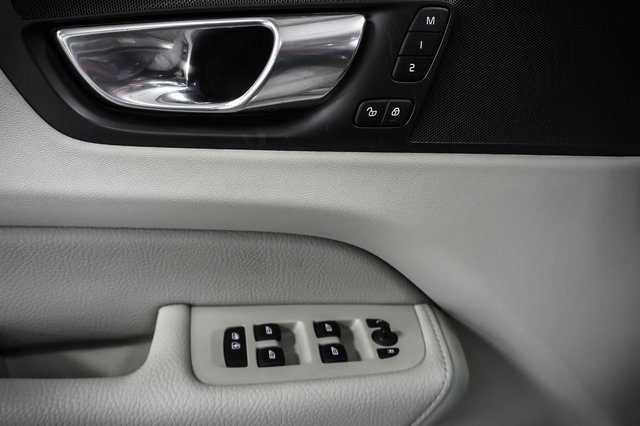 Used 2019 Volvo XC60 T8 Momentum image 10